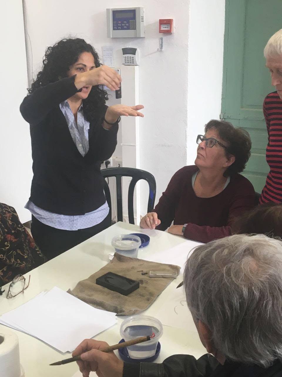 ד"ר גלית אבימן מדגימה אחיזת מכחול בסדנה